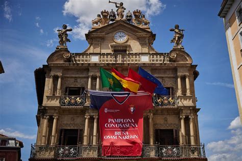 La Impresionante Camiseta Gigante De Osasuna Que Cuelga Del