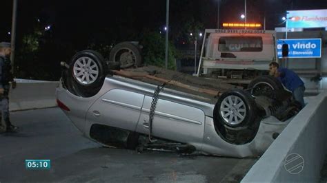 Motorista Perde O Controle De Carro Capota Em Ponte E Abandona O