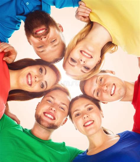 Felizes Amigos Sorridentes Juntos E Olhando Para a Câmera Sobre O