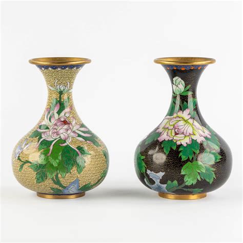 Twee Chinese Cloisonné vazen met een floraal decor H 21 x D 16 cm