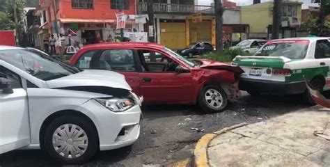 Reportan dos heridos y daños materiales tras choque de tres vehículos