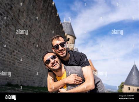 Photo avec espace de copie d un couple gay caucasien embrassé à côté des murs d un château