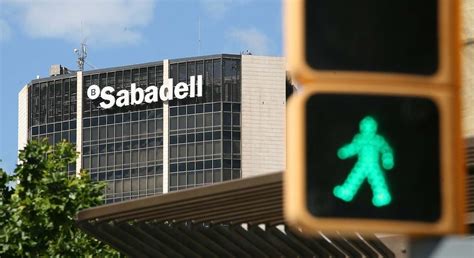 Santander CaixaBank y Unicaja lanzan una ofensiva a autónomos de Sabadell