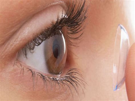 Makeup Tips For People Who Wear Contact Lenses कॉन्टेक्ट लेंस का करती हैं इस्तेमाल तो मेकअप