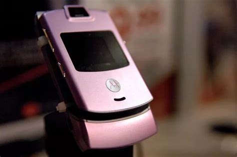 Motorola To Bring Back Iconic Razr Flip Phone With Folding Touch Screen I Know All News