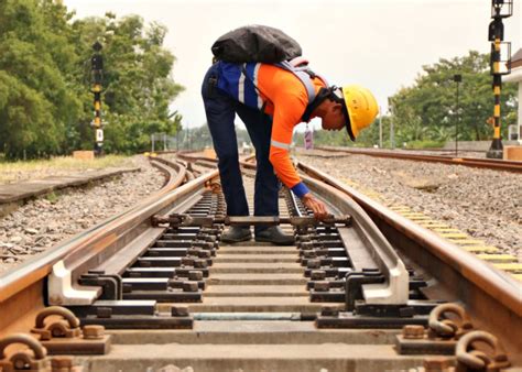 Petugas Pemeriksa Jalur Rela Jalan Kaki Susuri Rel Demi Pastikan