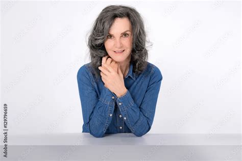 Foto De Senior Model · Älteres Model · Attraktive Frau Mit Grauen