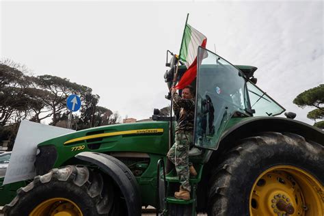 Poljoprivrednici U Znak Protest Dovezli Stotine Traktora U Rim Protive