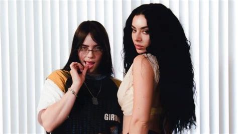 Charli XCX y Billie Eilish se bañan en ropa interior en el videoclip de