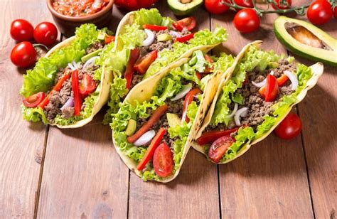 Tacos Tradicionales Mexicanos Con Carne Tomate Y Aguacate Foto Premium