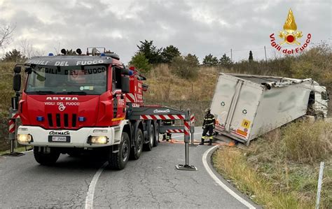 Autoarticolato Carico Di Vetro Finisce Fuori Strada