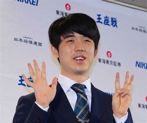 両手で「8」を作る藤井聡太8冠（撮影・井垣 忠夫） ― スポニチ Sponichi Annex 芸能