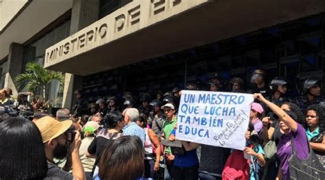 Docentes Protestaron Frente Al Ministerio De Educaci N