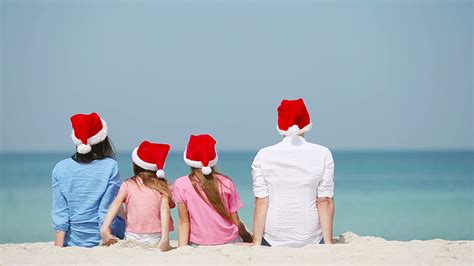 Happy family on the beach celebrating Christmas vacation 20013141 Stock ...