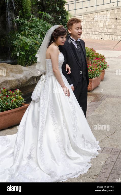 Wedding couple posing for wedding photos in Kowloon Park, Hong Kong ...