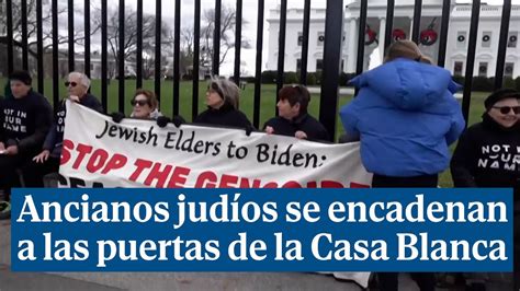 Ancianos judíos se encadenan a las puertas de la Casa Blanca para pedir