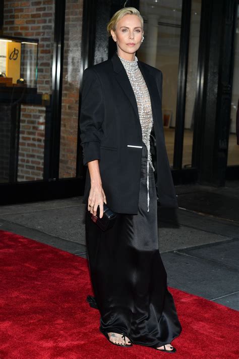 Charlize Theron Y El Top De Perlas Más Espectacular De Givenchy