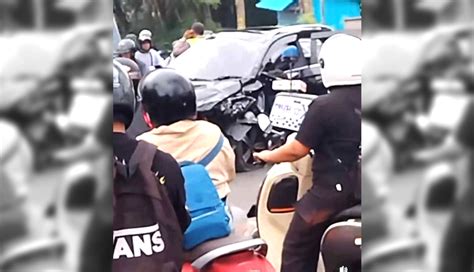 Nusabali Hilang Kendali Dua Mobil Terlibat Kecelakaan