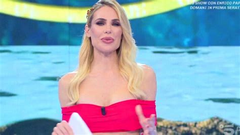 Ilary Blasi Sul Suo Contratto Mediaset E Il Futuro De L Isola Dei Famosi