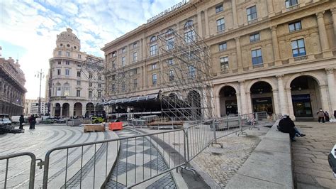 Tri Capodanno Piazza De Ferrari Transennata E Maxi Palco In Allestimento