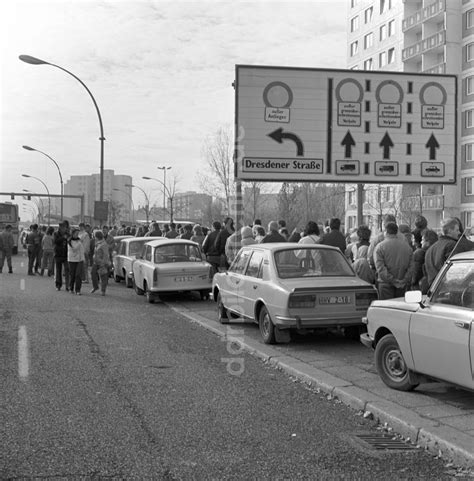 Ddr Bildarchiv Berlin Friedrichshain Menschenmassen Vor Dem