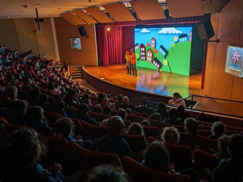 AMIA convocó a más de 2 800 alumnos a disfrutar de una obra de teatro