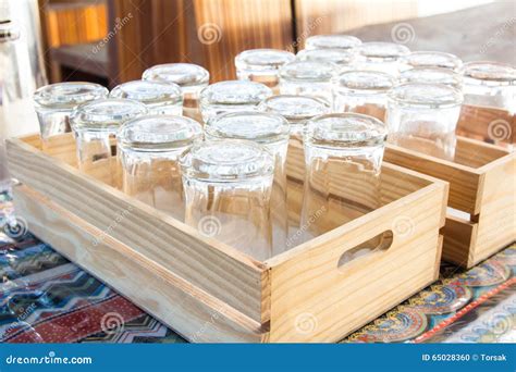 Leere Glasschalen Auf Tabelle Stockfoto Bild Von Speisen