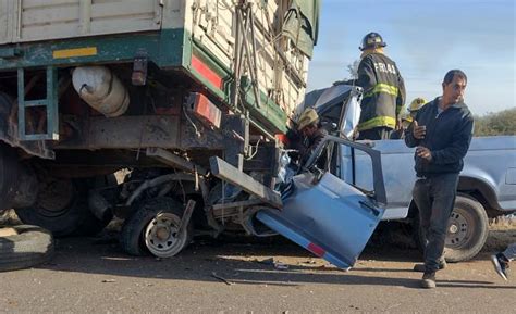 Familia se salvó de milagro tras chocar su vehículo con un camión En