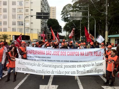 G1 Sindicalistas fazem passeata pelas ruas do centro de São José