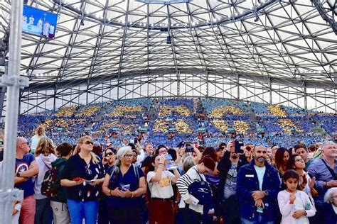 Reportage A Marseille le pape embrase le Vélodrome