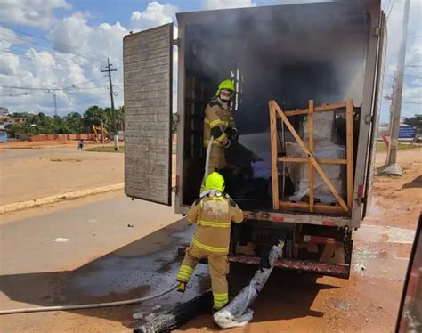 Caminh O Transportando Produtos Qu Micos Pega Fogo Pr Ximo A Sena Madureira