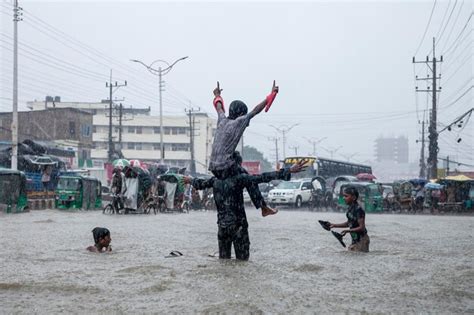 Las Fuertes Lluvias Provocan Inundaciones En Chittagong Bangladesh