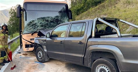 Drei Personen Verletzt Pick Up Kracht In Tirol Frontal Gegen