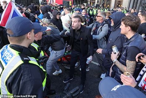 Met Police Surround Pubs And Order Hooligans Participating To The Pro