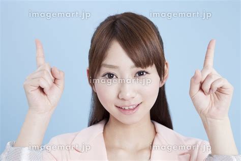 指差しをする女性の写真素材 [23994341] イメージマート