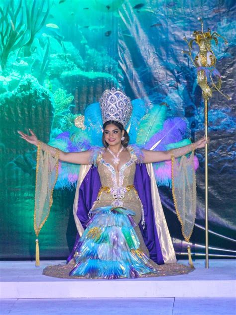 Recibe Sayane Bizarro Corona Como Reina Del Carnaval Guaymas