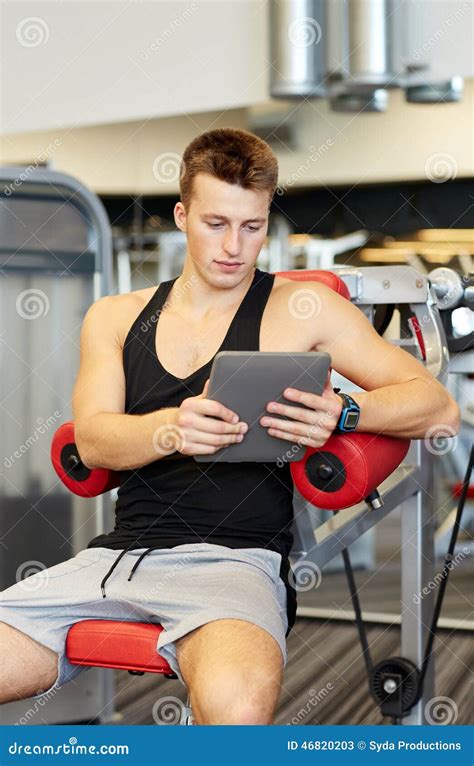 Junger Mann Mit Tabletten Pc Computer In Der Turnhalle Stockbild Bild