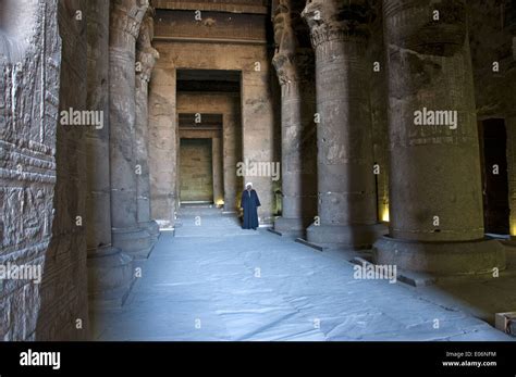 Egipto Dendera Ptolemaico Templo De La Diosa Hathor Vista De Sala