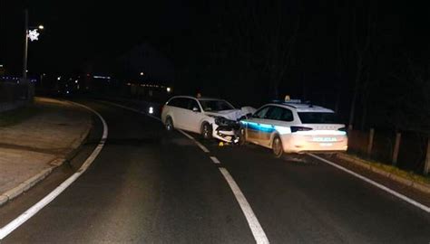 Foto Upravo Izravan Sudar Policijskog Vozila I Osobnog Automobila