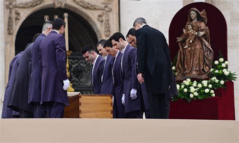 La misa funeral por el papa Benedicto XVI en la plaza de San Pedro