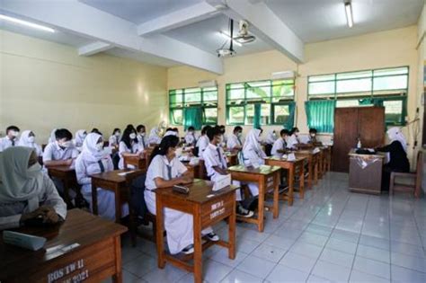 Hari Pertama Pembelajaran Tatap Muka Persen Di Sman Jakarta