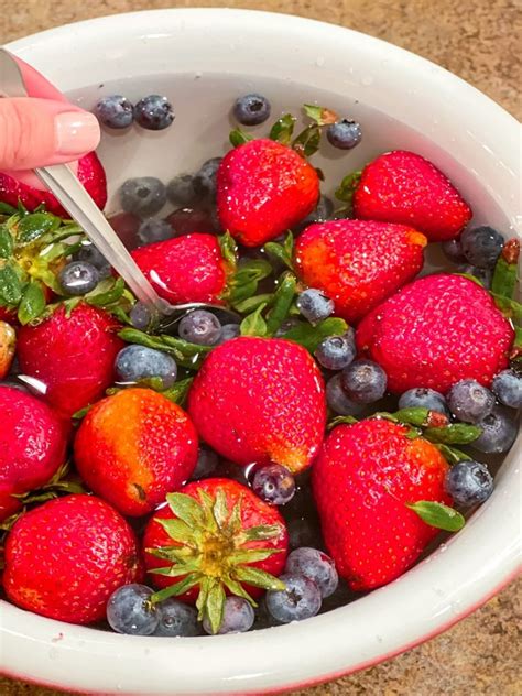 The Surprising Benefits of Washing Fruit with Vinegar