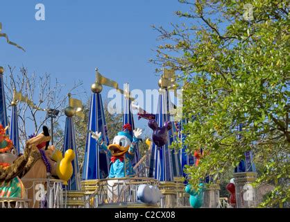 Donald Duck on parade float, Main Street USA, Walt Disney World Magic ...