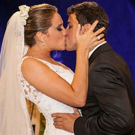 Ex marido de Fernanda Gentil é visto aos beijos loira em festa no