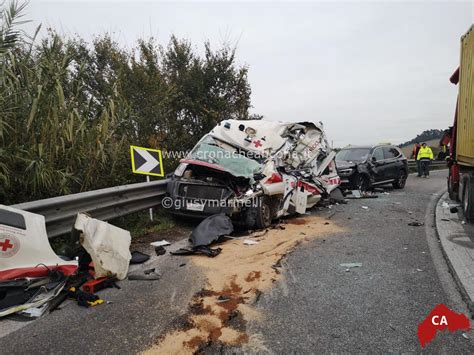 Il Rimorchio Del Tir Si Ribalta E Schiaccia Unambulanza Due Morti E