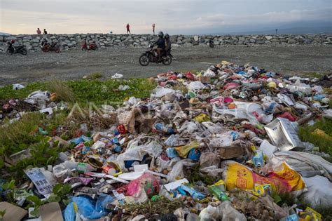 PENUMPUKAN SAMPAH DI PANTAI WISATA ANTARA Foto