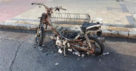 Prendi Fuego Su Moto Para Que Los Inspectores No Se La Secuestren