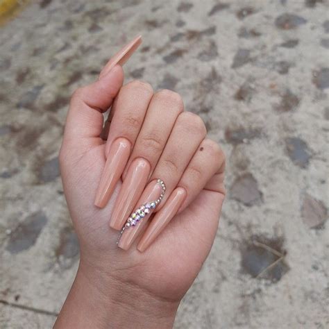 Uñas nude Uñas nude Uñas acrilicas blancas Uñas con piedras