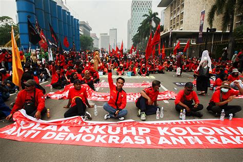 Buruh Gelar Aksi Unjuk Rasa Tolak Kenaikan BBM Di Patung Kuda