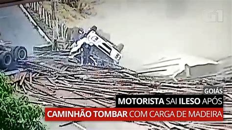 Motorista Fica Ileso E Sai Andando Da Cabine Ap S Caminh O Tombar E